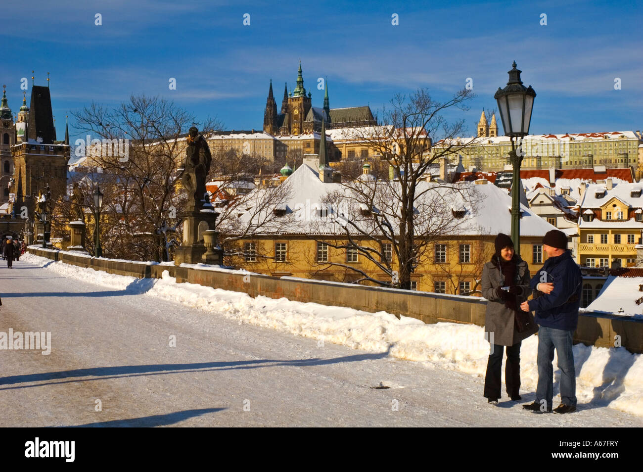 Le pont Charles en hiver dans le centre de Prague République Tchèque Banque D'Images