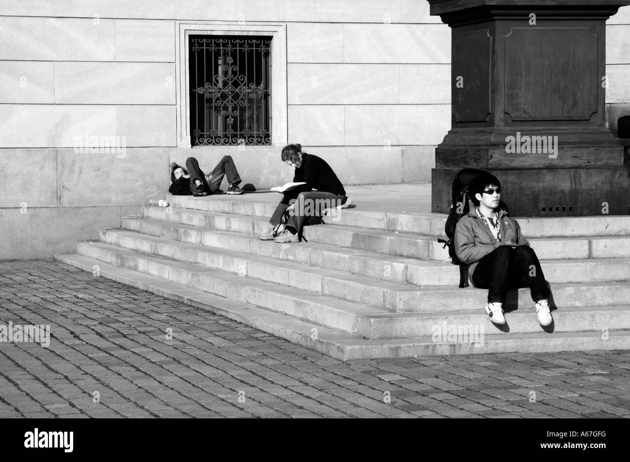 Les gens de l'extérieur Rudolfinum sur un premier jour de printemps de l'année à Prague République Tchèque Banque D'Images