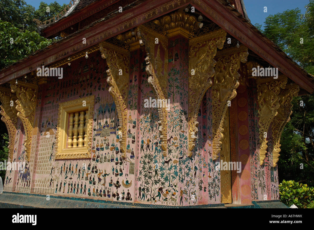Richement décorées, monuments de la Wat Xieng Thong temple bouddhiste, Luang Prabang, Laos (Laos). Banque D'Images