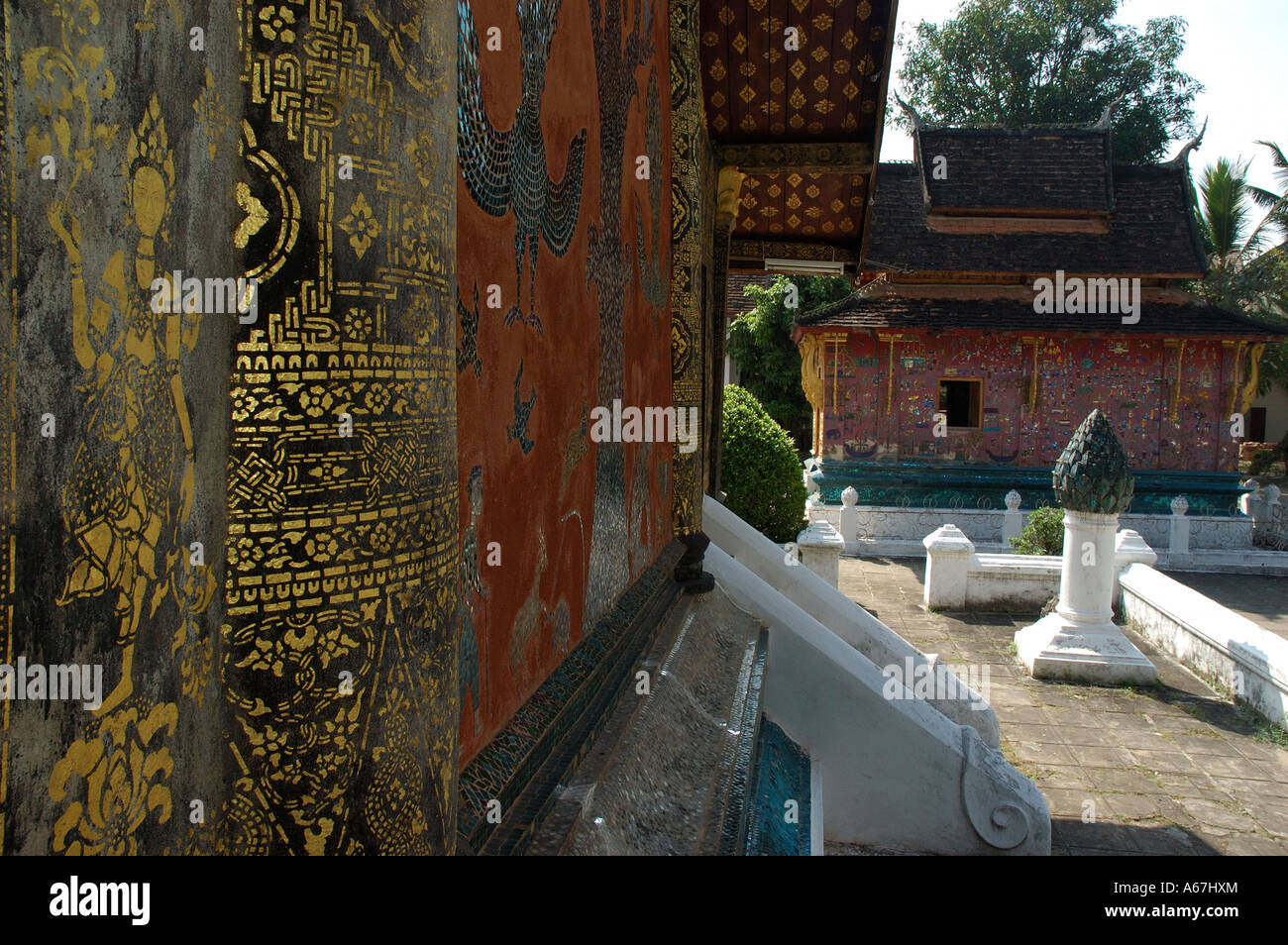Richement décorées, monuments de la Wat Xieng Thong temple bouddhiste, Luang Prabang, Laos (Laos). Banque D'Images