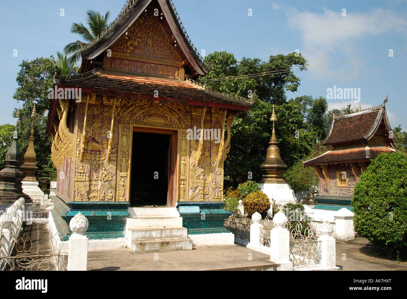 Richement décorées, monuments de la Wat Xieng Thong temple bouddhiste, Luang Prabang, Laos (Laos). Banque D'Images