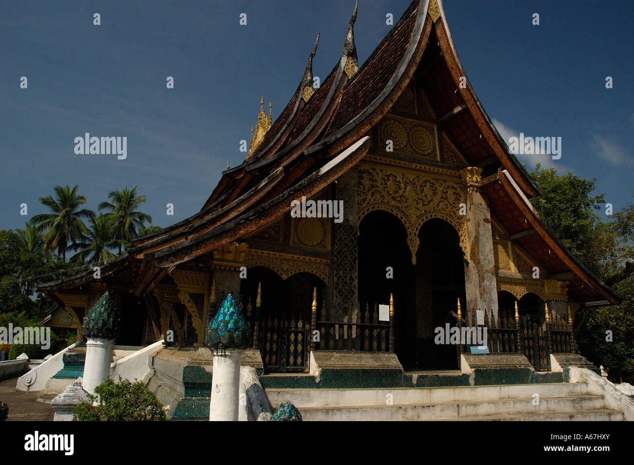 Richement décorées, monuments de la Wat Xieng Thong temple bouddhiste, Luang Prabang, Laos (Laos). Banque D'Images