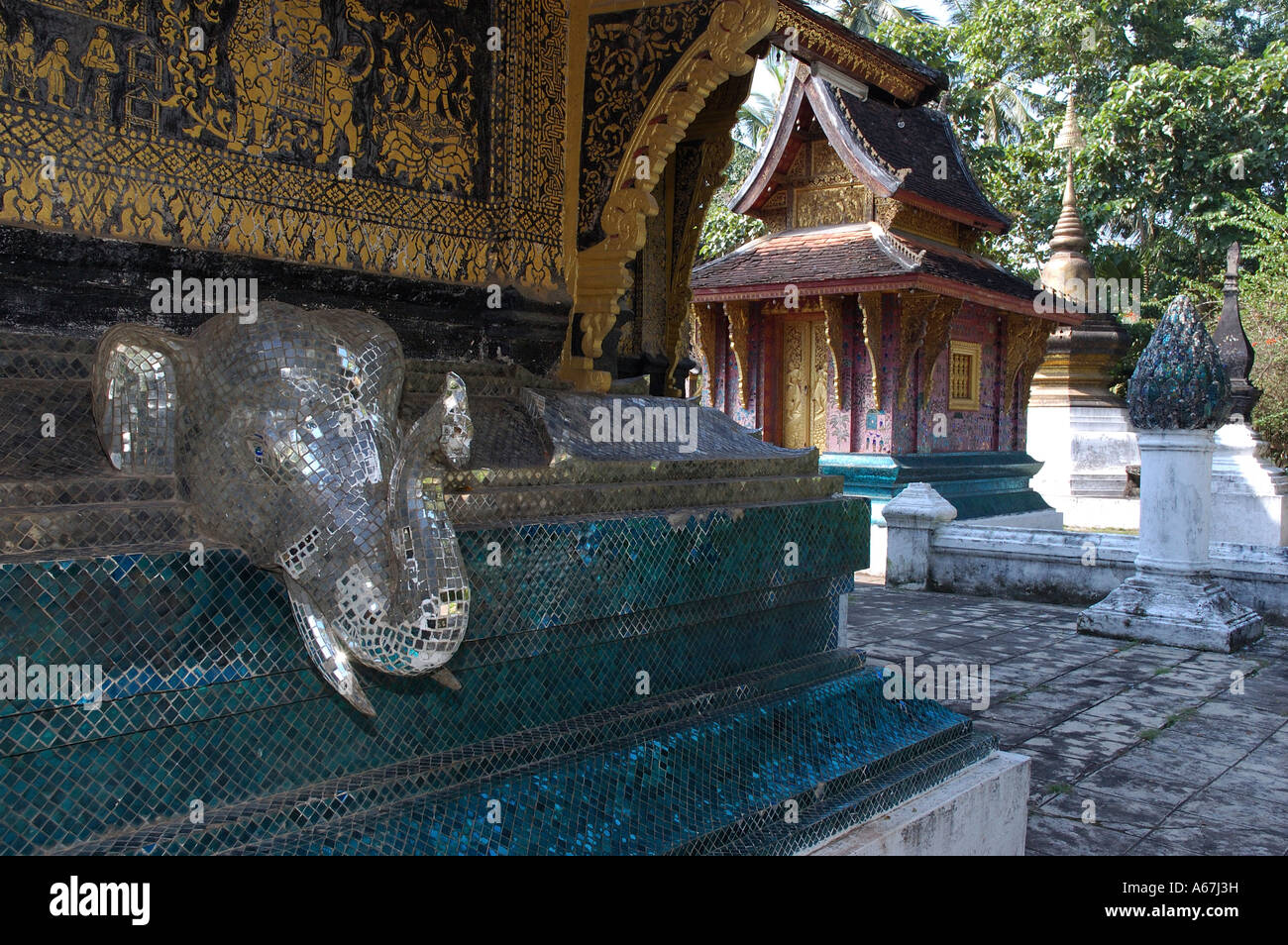 Richement décorées, monuments de la Wat Xieng Thong temple bouddhiste Luang Prabang au Laos Banque D'Images