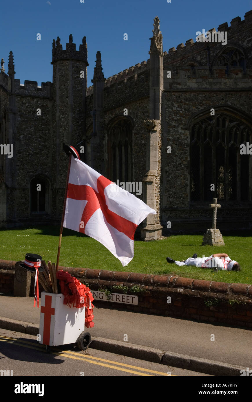 Drapeau de St George, le drapeau anglais. Thaxted Morris Ring, Morris Man dormant devant l'église Thaxted, Essex Angleterre des années 2006 2000 Royaume-Uni HOMER SYKES Banque D'Images