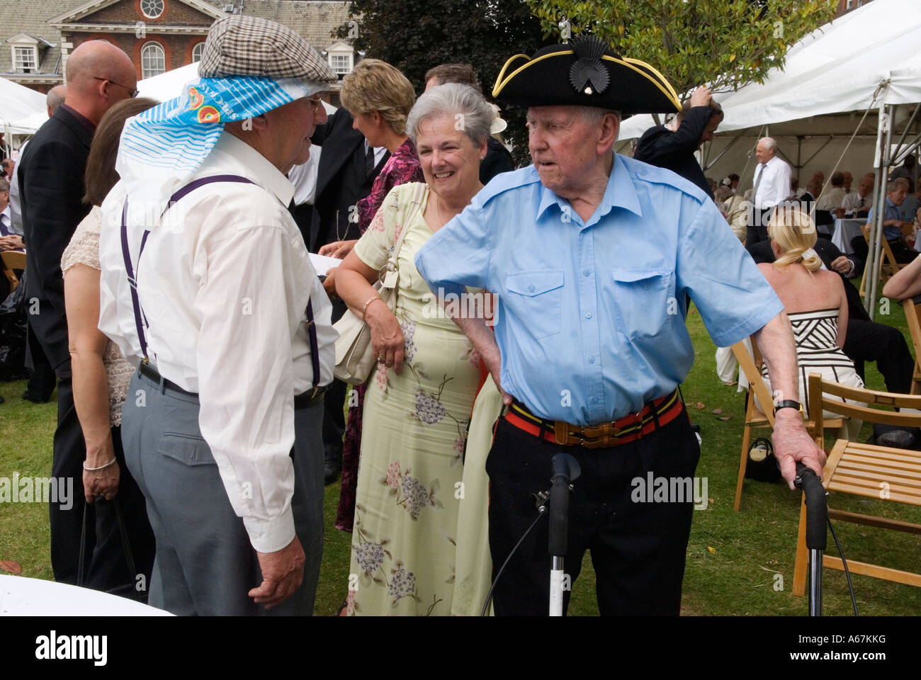 Vétérans de guerre Chelsea Pensioners London. Deux vieux soldats hommes Founders Day fête annuelle jardin d'été avec fille, Londres Angleterre Royaume-Uni années 2006 2000 Banque D'Images