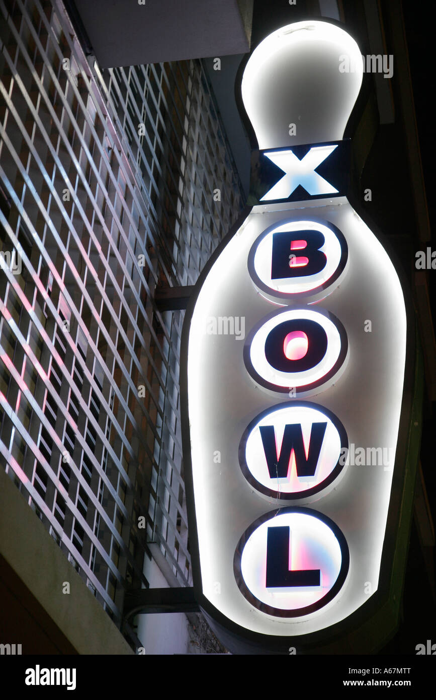 Miami Beach Florida,Lucky Strike Lanes,bowling,sport,athlète,récréation,soirée de nuit,panneau,bol,soirée de nuit,FL070302039 Banque D'Images Miami Beach Florida,Lucky Strike Lanes,bowling,sport,athlète,récréation,soirée de nuit,panneau,bol,soirée de nuit,FL070302039 Banque D'Images
