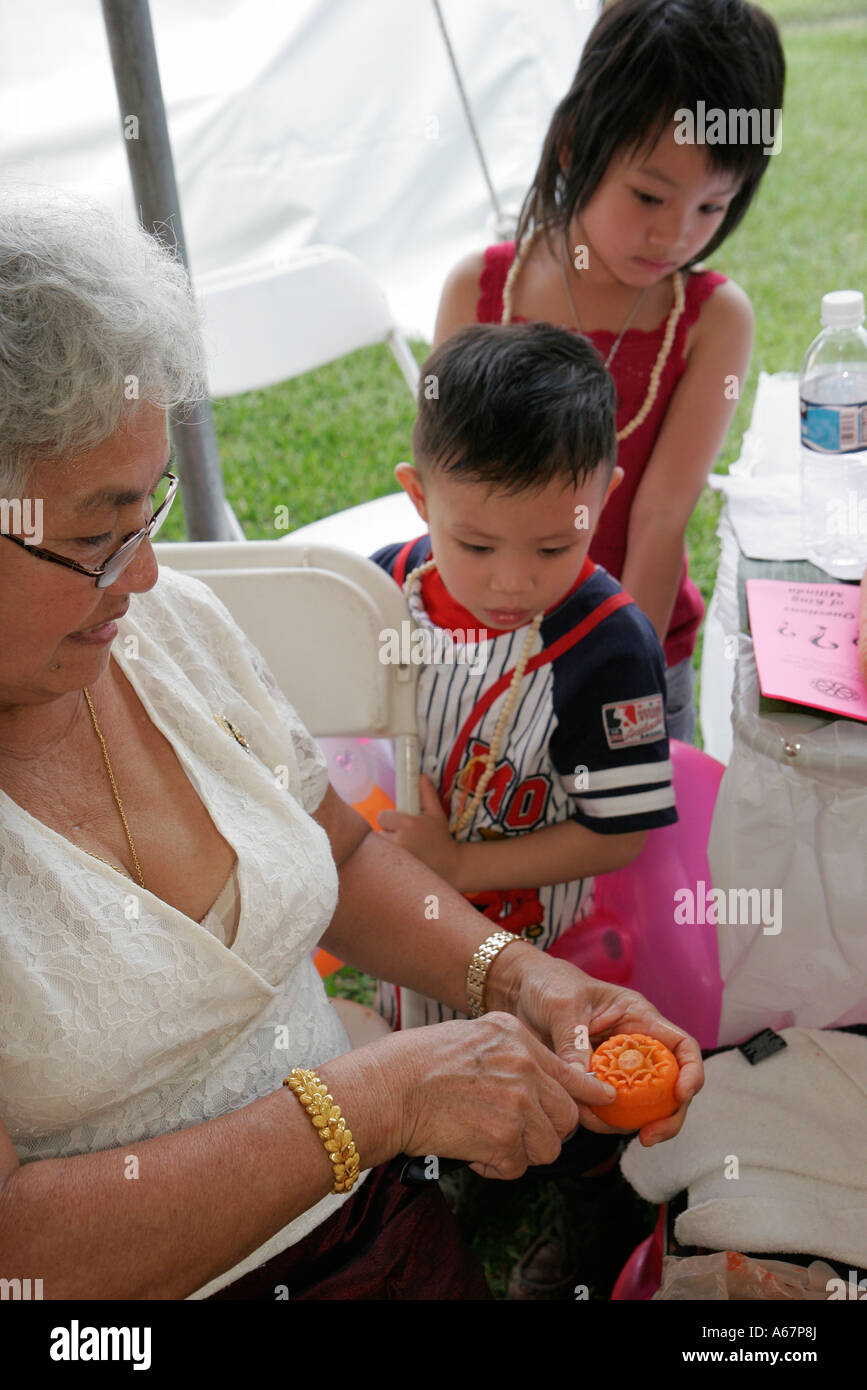 Miami Florida, Homestead, fruit & Spice Park, Asian Culture Festival, foire des festivals, foire thaïlandaise grand-mère, nourriture sculptée, art, artiste, apprentissage des enfants, FL070303 Banque D'Images