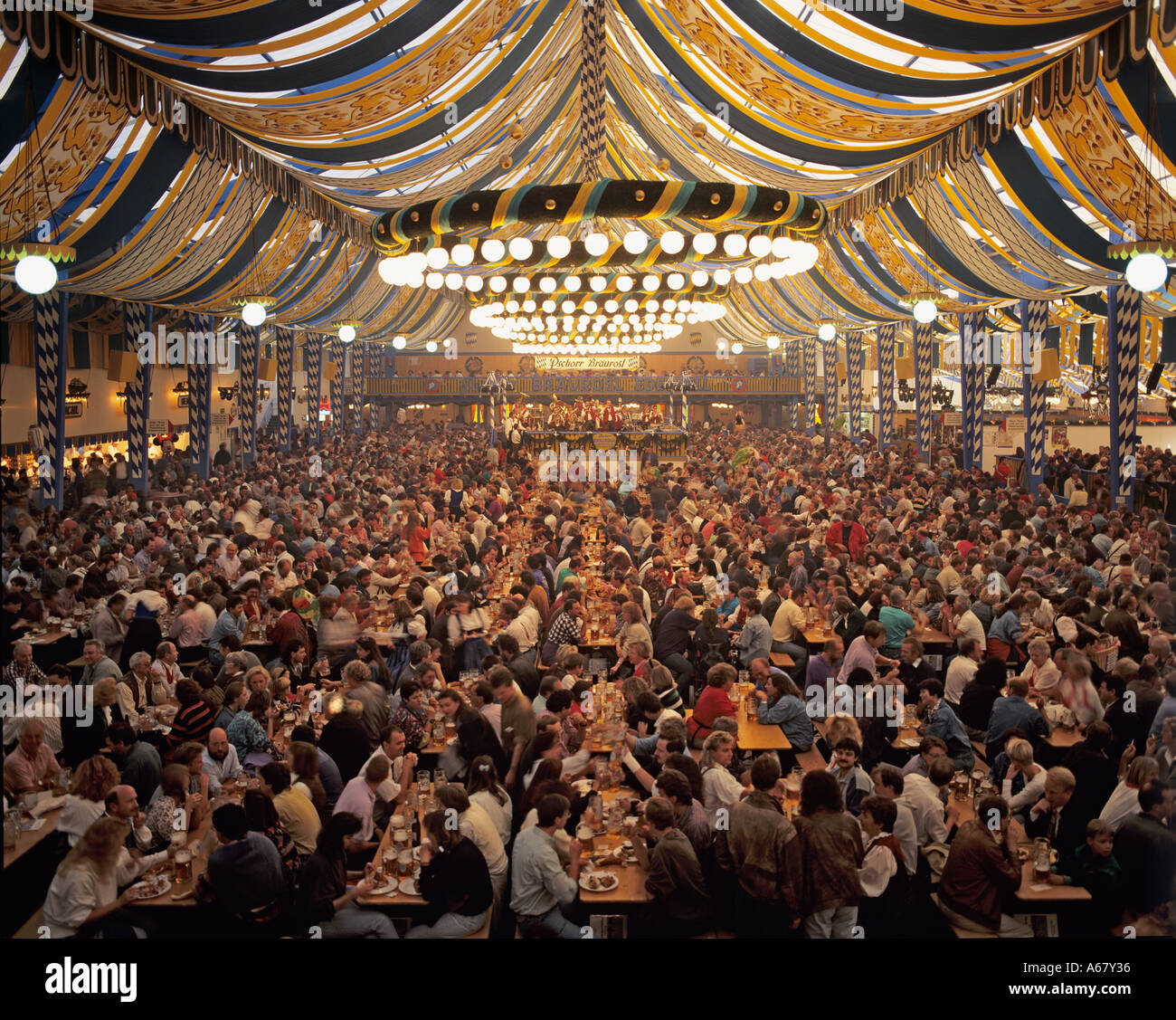 À l'intérieur d'une tente à bière Oktoberfest Munich Bavaria Allemagne  Photo Stock - Alamy