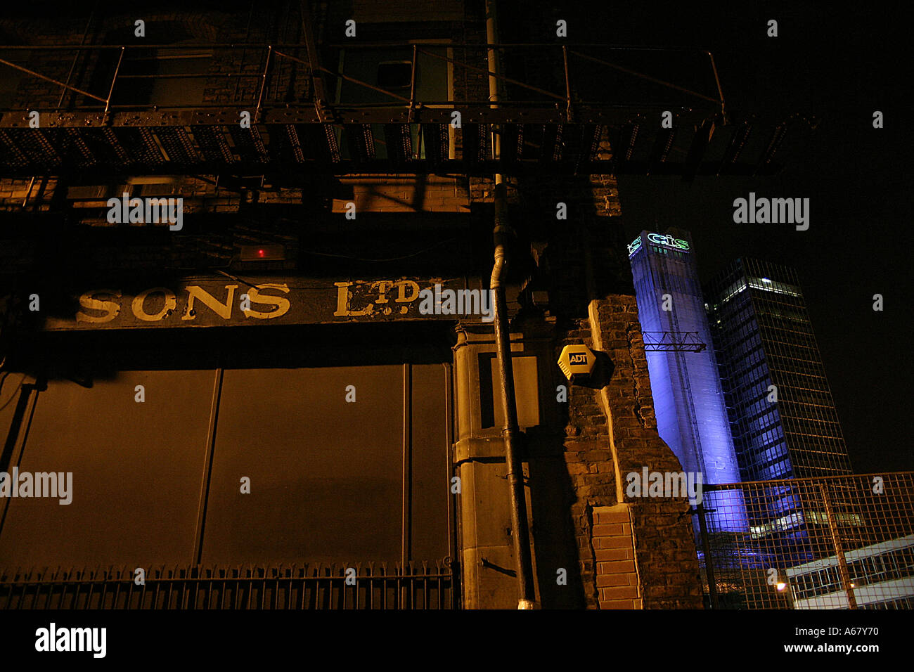 Bâtiment de la CEI de Manchester en contraste avec l'ancien bâtiment dans le nord du quart de nuit Banque D'Images