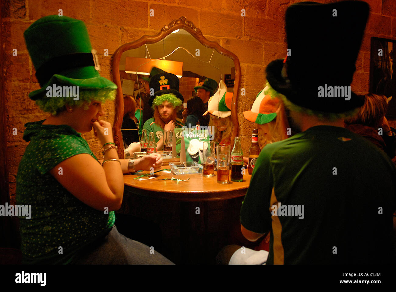 Les jeunes gens portant des Leprechaun Chapeau surdimensionné dans un bar pendant le jour de la Saint Patrick l'Irlande Banque D'Images