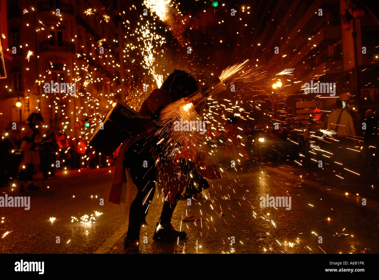 En costume rouge Falleros marchant avec cierges pendant Cavalcada del Foc la parade de feu pendant Las Falles festival dans la ville de Valence Espagne Banque D'Images