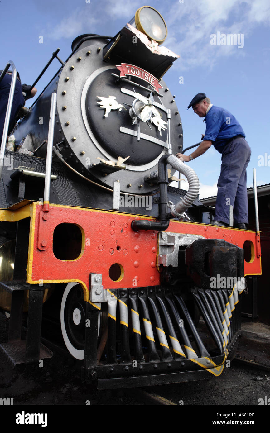 Nettoyage de l'homme l'avant de l'Outeniqua Choo-tjoe Garden Route train Afrique du Sud Banque D'Images