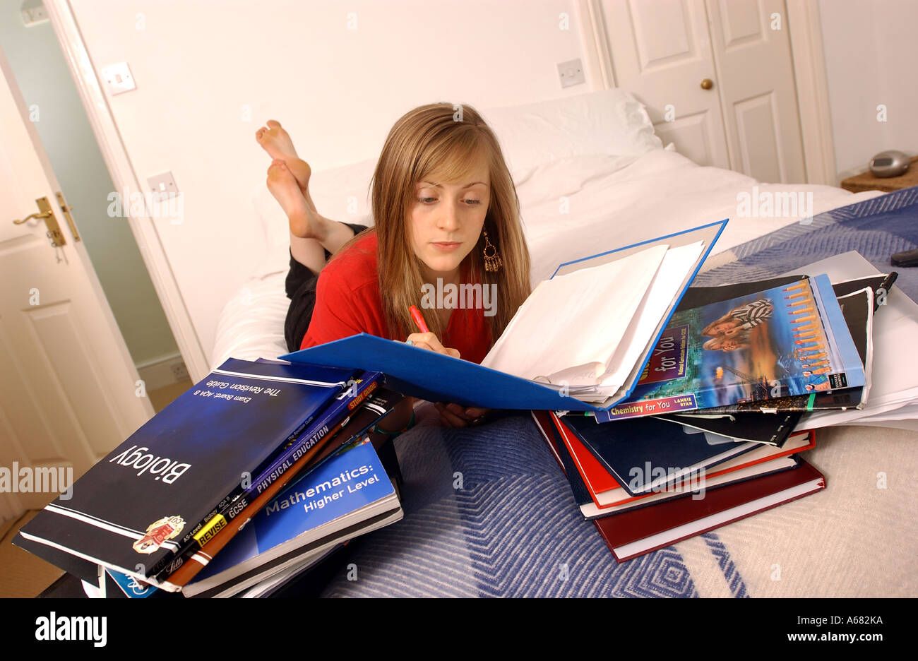 Teenage girl student devoirs dans la chambre Banque D'Images