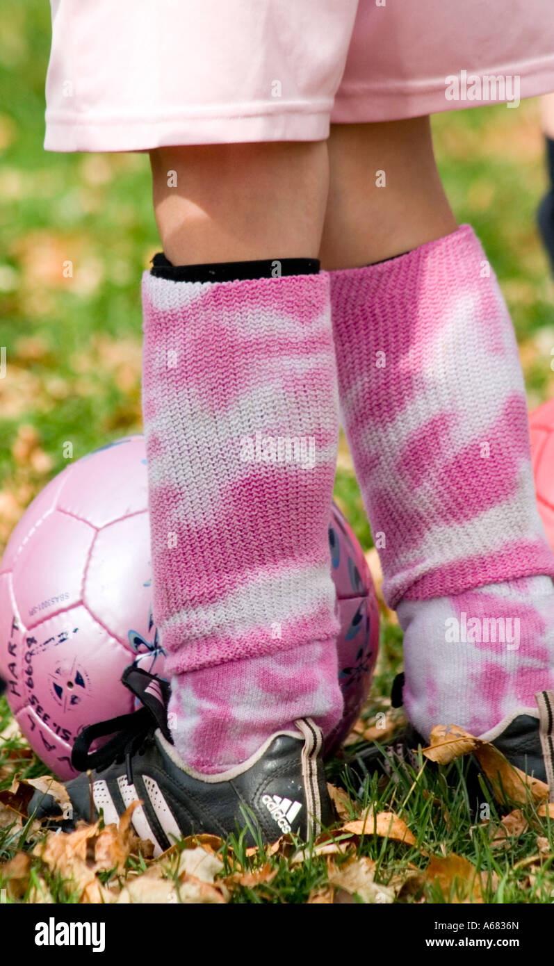 Chaussettes rose à la mode et la bille de sept ans, joueur de football.  Terrain de sport SPA St Paul Minnesota USA Photo Stock - Alamy