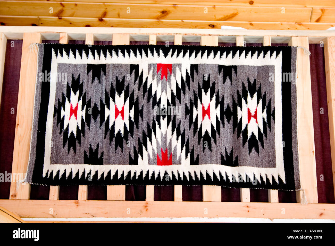 Le style indien Navajo weaving hung comme décor de cabine. Chaînes du Wisconsin USA Banque D'Images