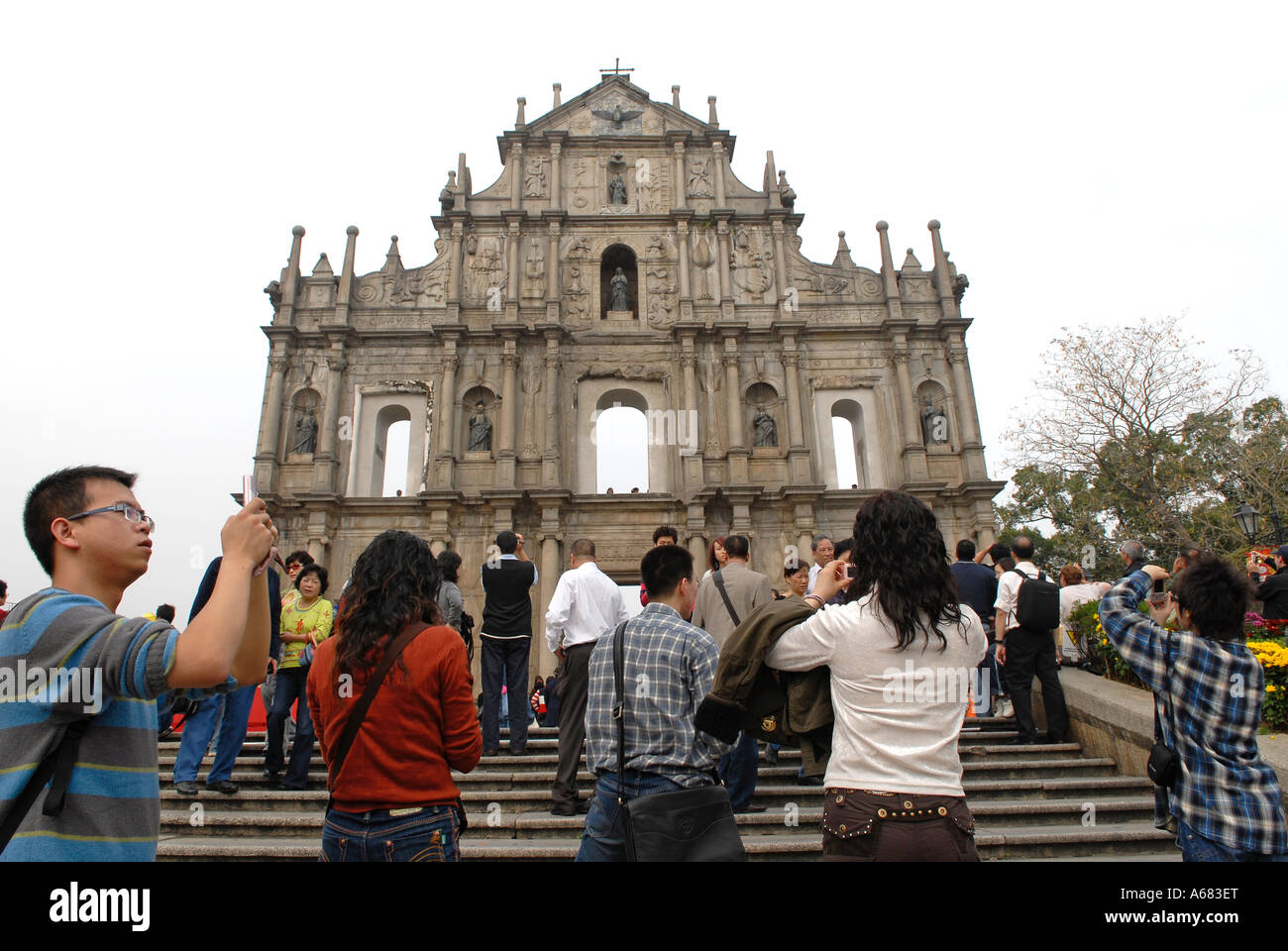 Les touristes chinois de prendre des photos des ruines du 17e siècle l'église portugaise de St Paul's à Santo António, Macao, Chine Banque D'Images