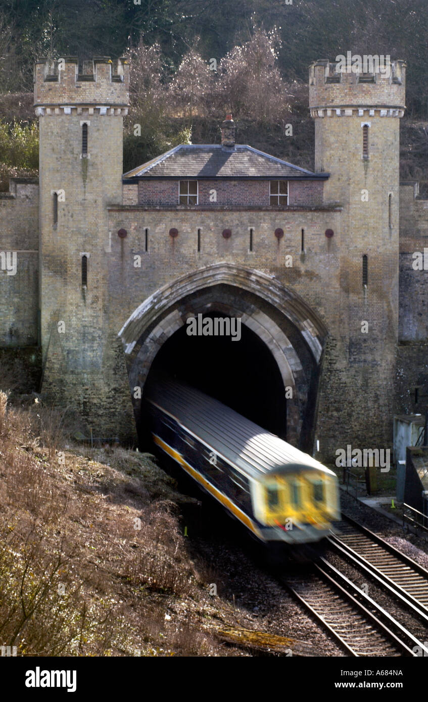 Une vitesse des trains express Thameslink dans le tunnel Clayton unique construit en 1840 avec une maison sur le dessus Banque D'Images