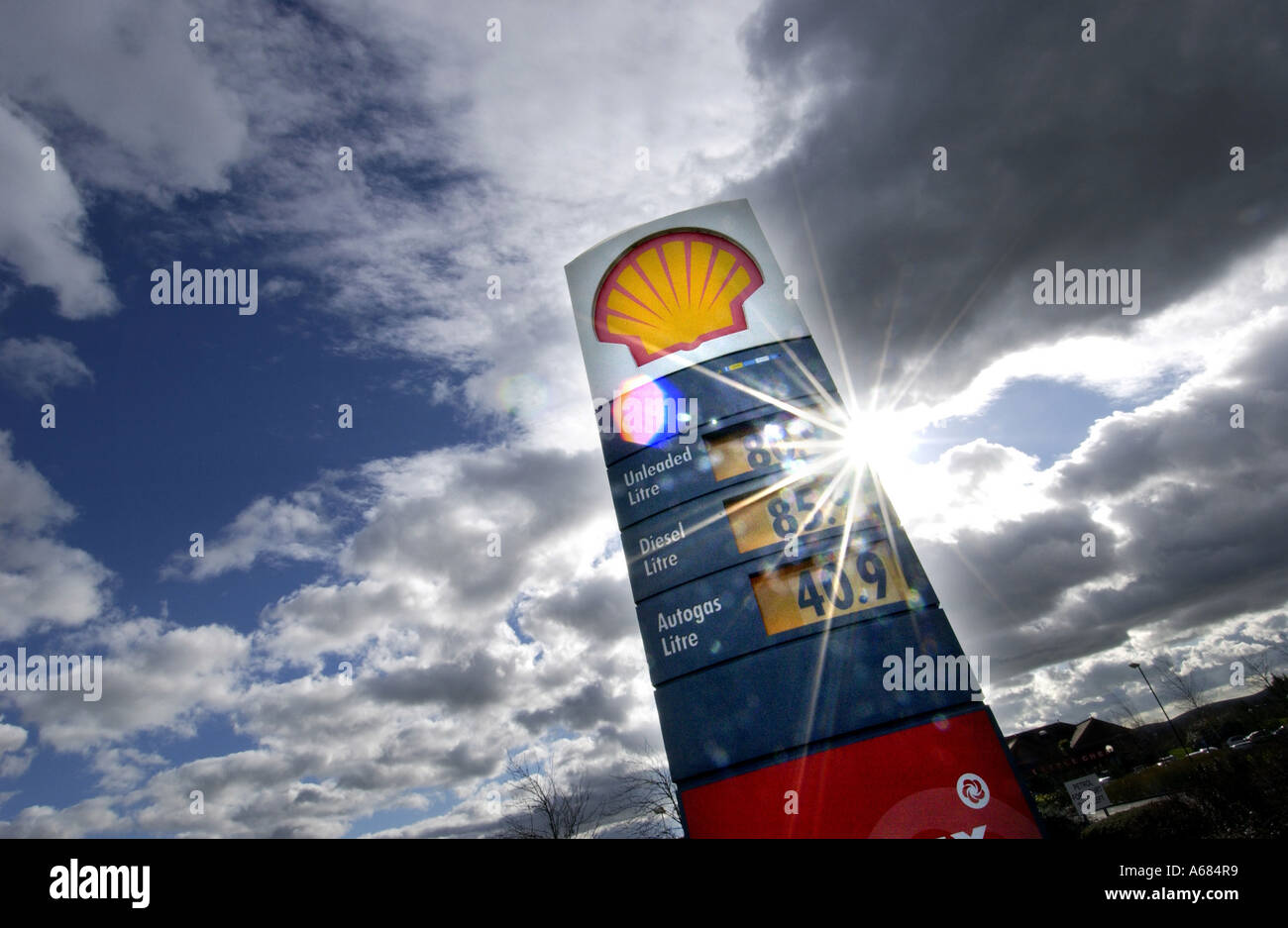 Une station service Shell signe sur l'A23 à Hickstead East Sussex 85p diesel essence 40.9p Banque D'Images