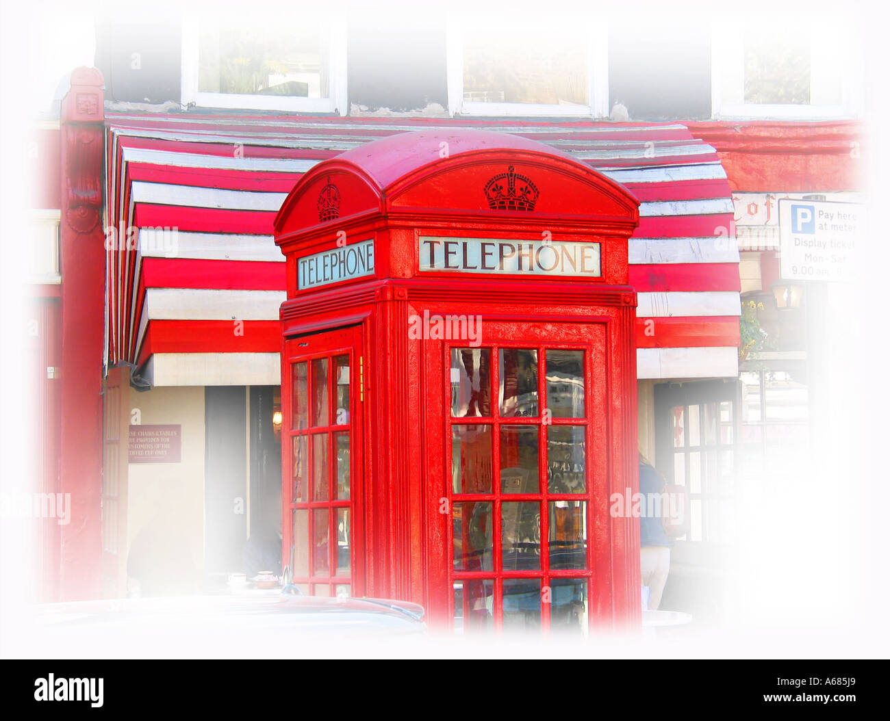 Téléphone public fort rouge traditionnel à l'extérieur de la tasse de café café à Londres Hampstead en Angleterre Banque D'Images