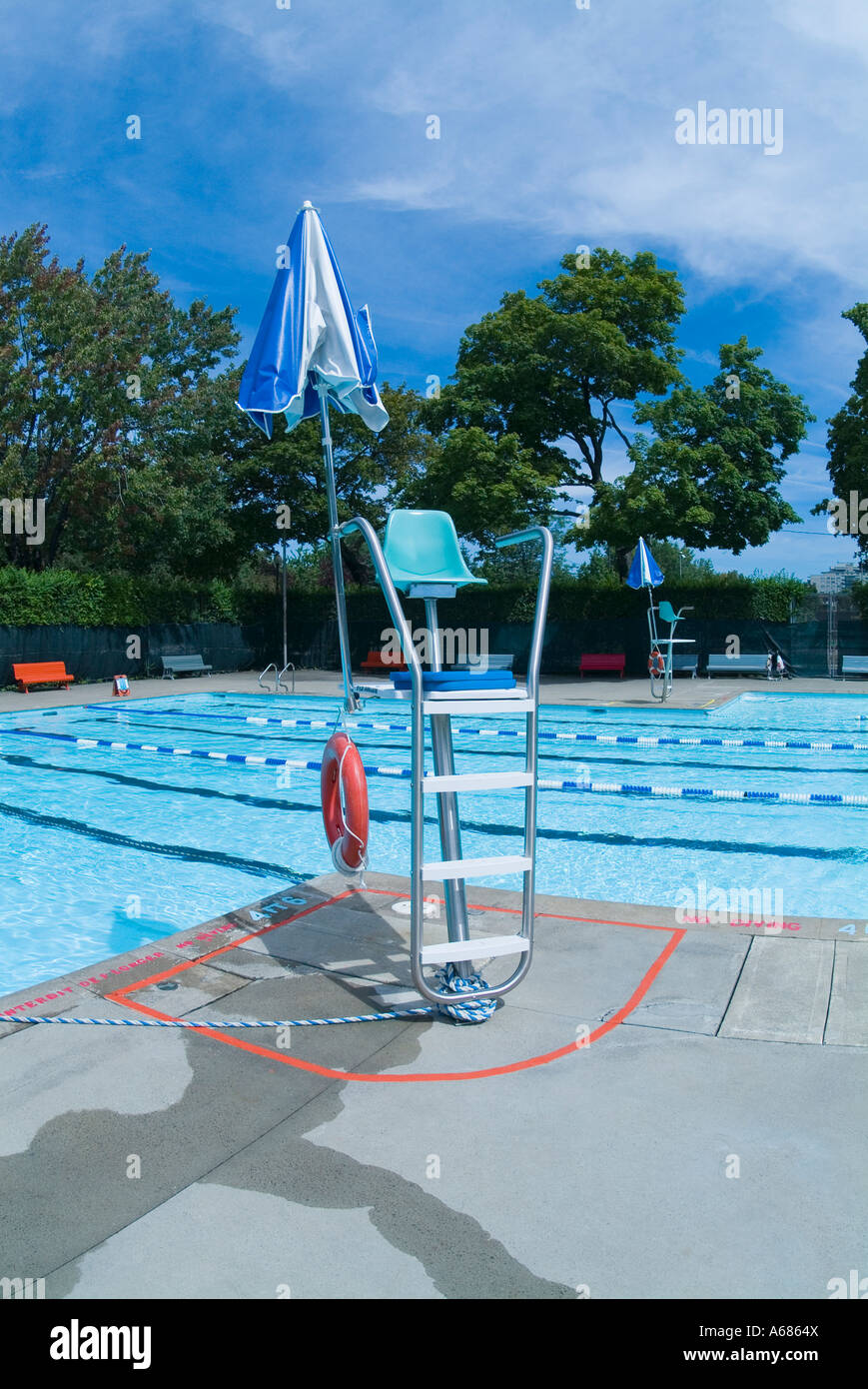 Lifeguard Président siège seul à piscine extérieure Banque D'Images