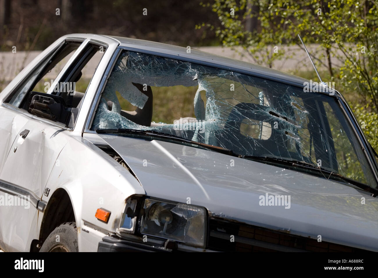 Voiture écrasée avec pare-brise cassé , Finlande Banque D'Images