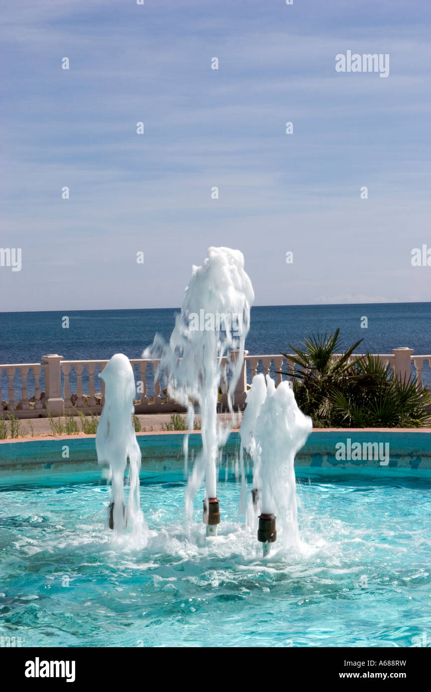 Une fontaine décorative par la mer Banque D'Images