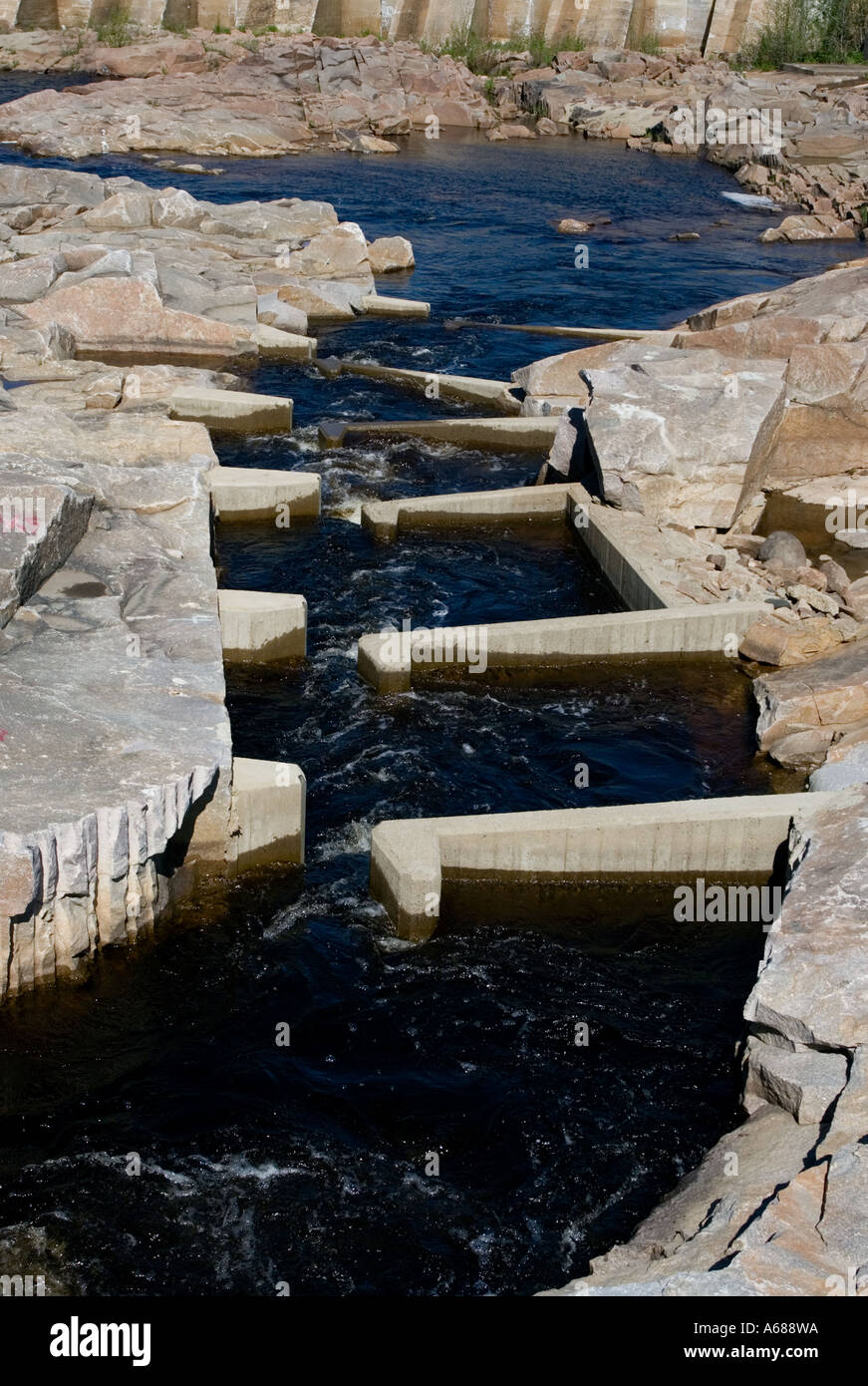 L'échelle artificielle de poissons, qui s'étend sur le soubassement, passe devant le barrage de la centrale d'eau de Merikoski, sur la rivière Oulujoki, en Finlande Banque D'Images