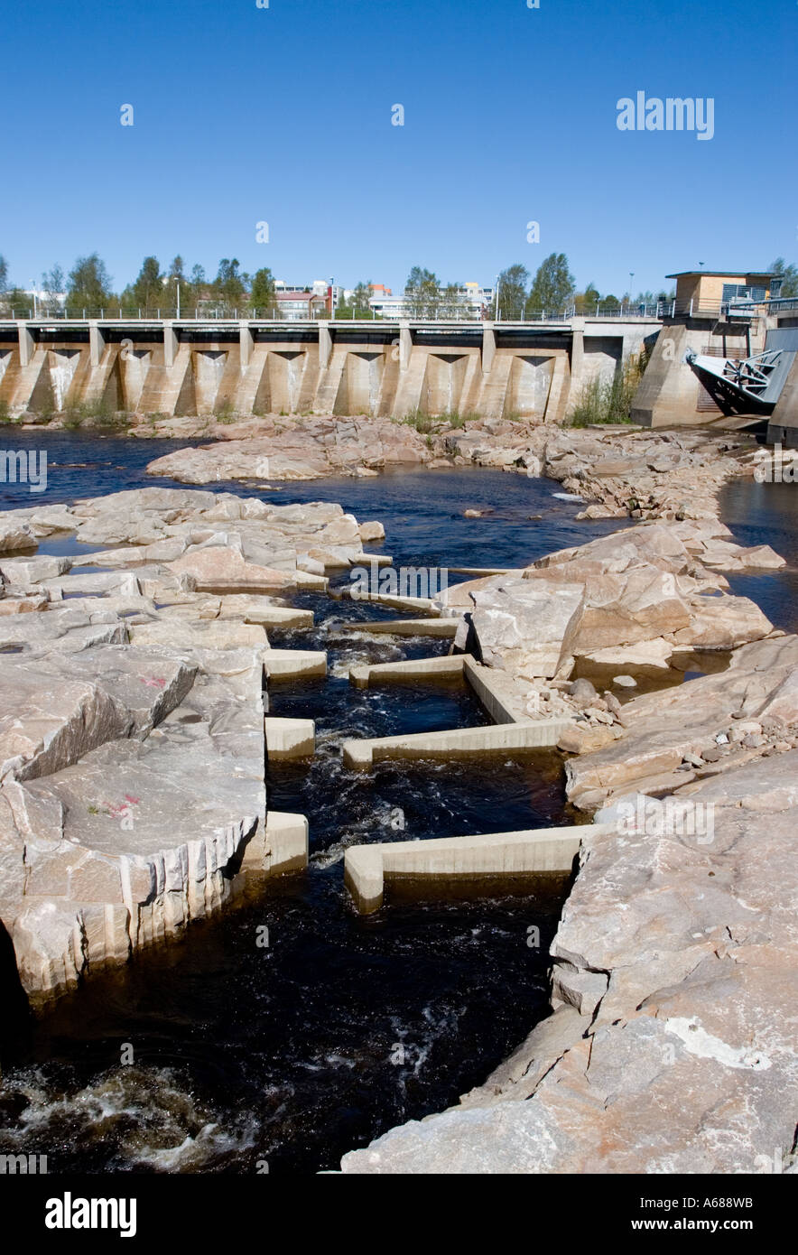 L'échelle à poissons artificiels dynamité à la vieille roche rivière passant le barrage centrale électrique de l'eau Merikoski au fleuve Oulujoki , Finlande Banque D'Images