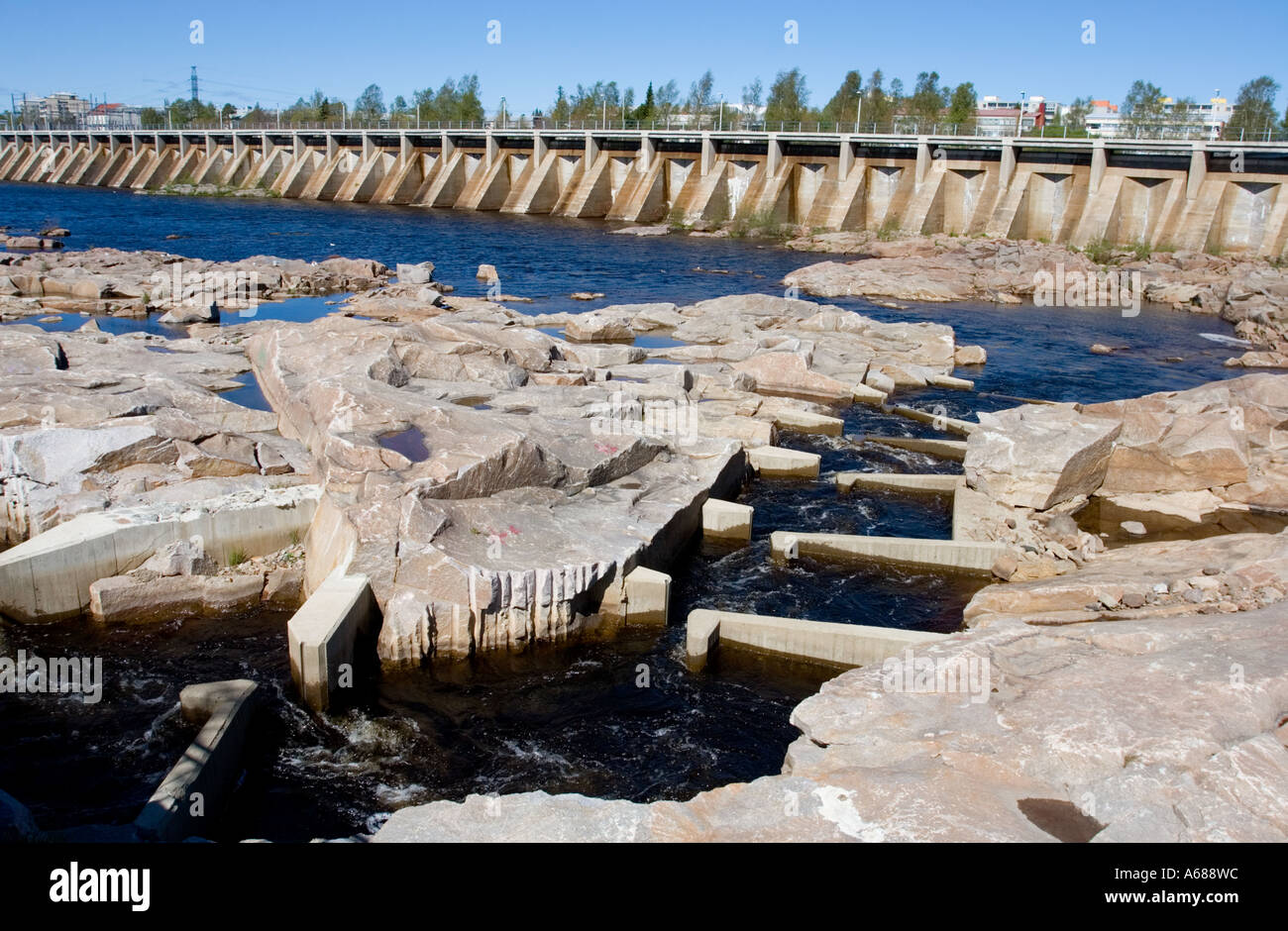 L'échelle à poissons artificiels à dynamité l'ancien lit de la rivière rock passant le barrage d'eau Merikoski au fleuve Oulujoki , Finlande Banque D'Images