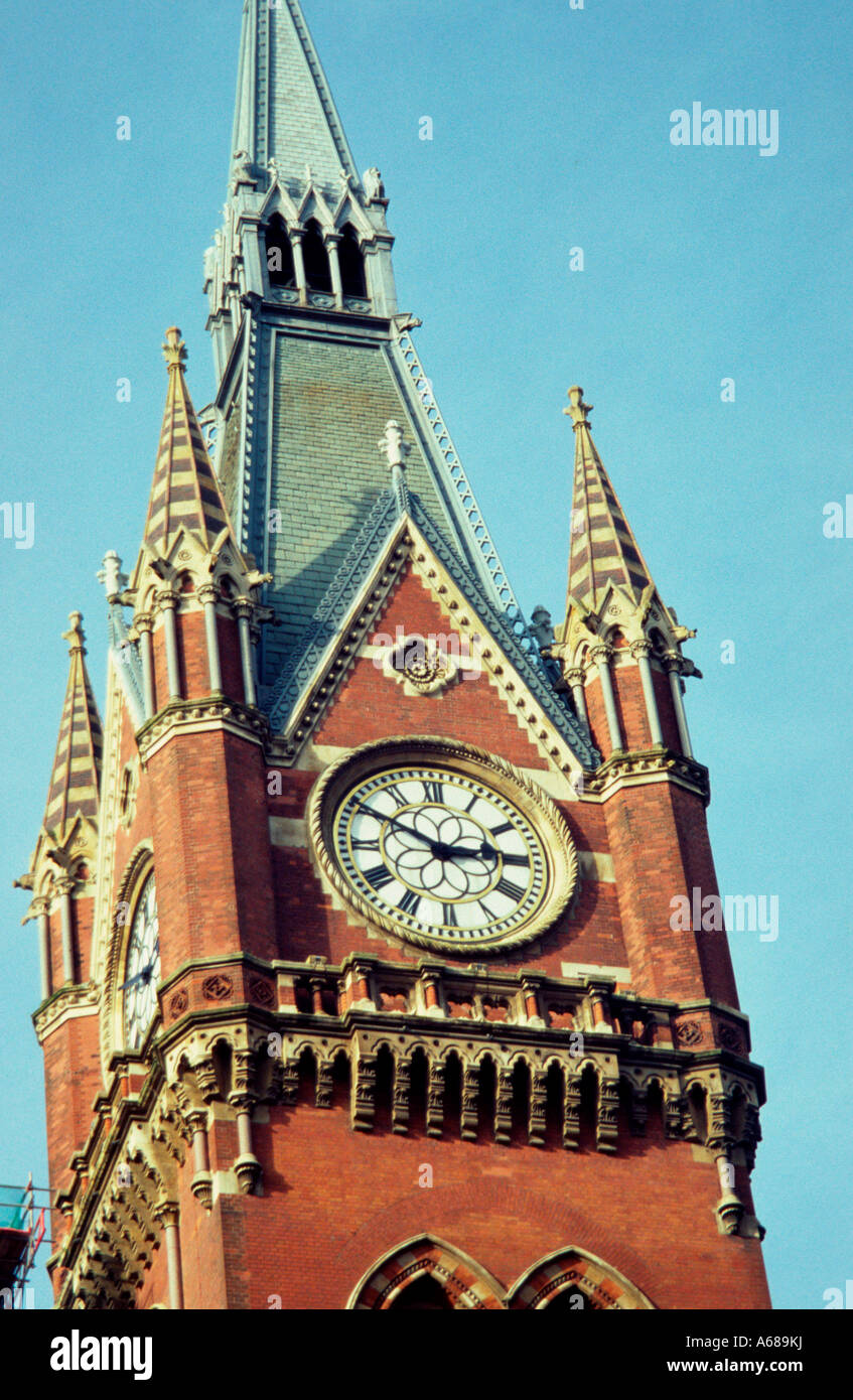 La tour de l'horloge de la gare de St Pancras, Euston Road, Londres, UK Banque D'Images