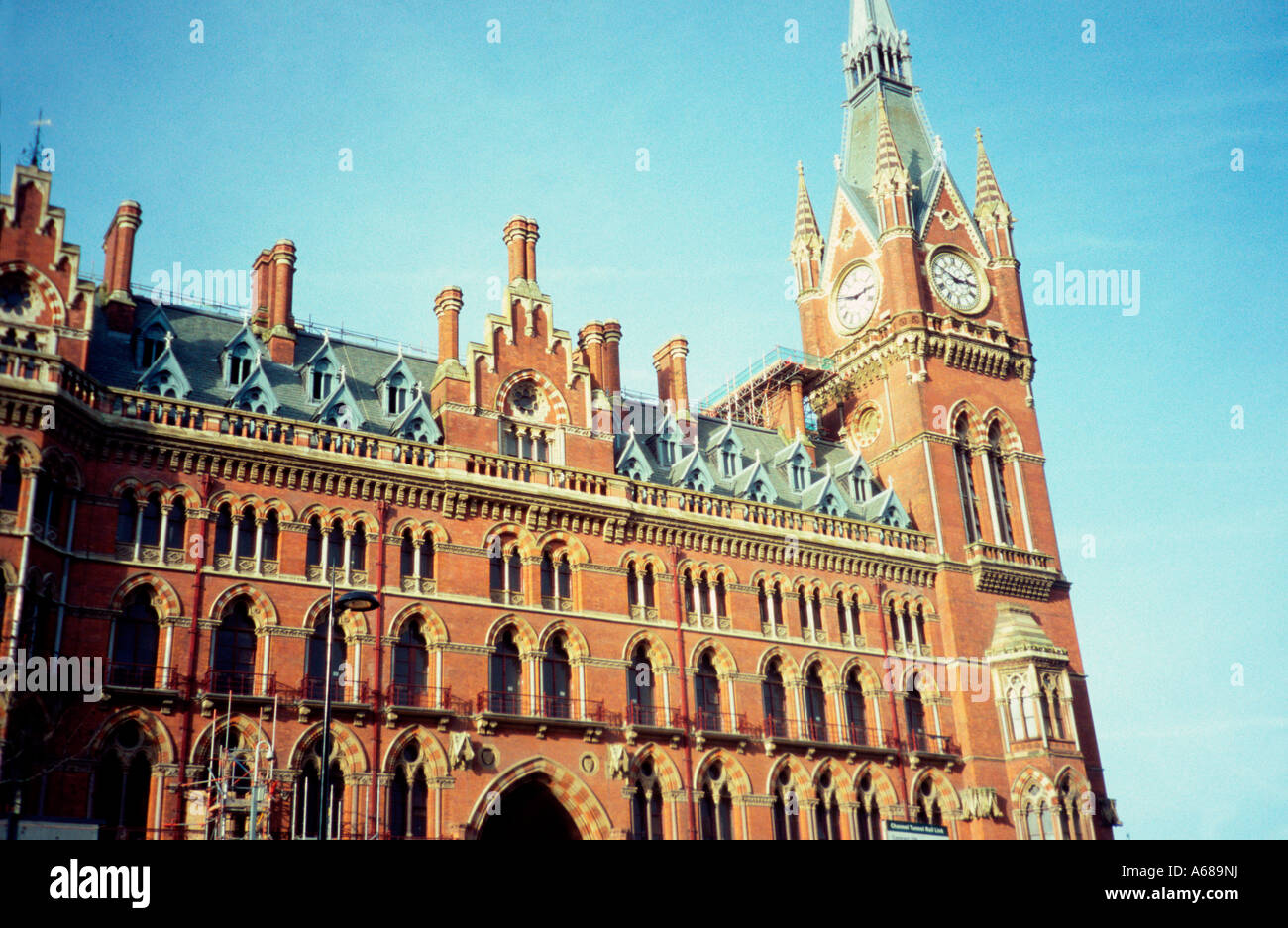 La façade de la gare St Pancras, Euston Road, Londres, UK Banque D'Images