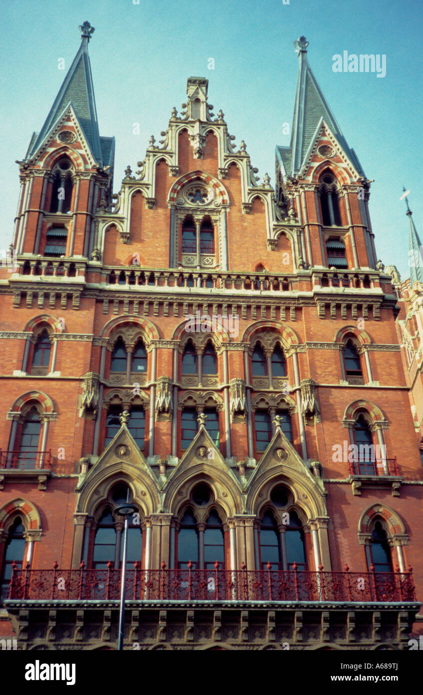 La façade de la gare St Pancras, Euston Road, London Banque D'Images