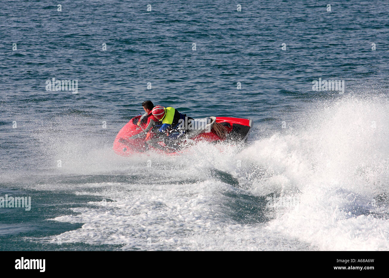 Jeune infirmier lifeguard man pour aider quelqu'un à bord d'un grand sauvetage jetbike Banque D'Images