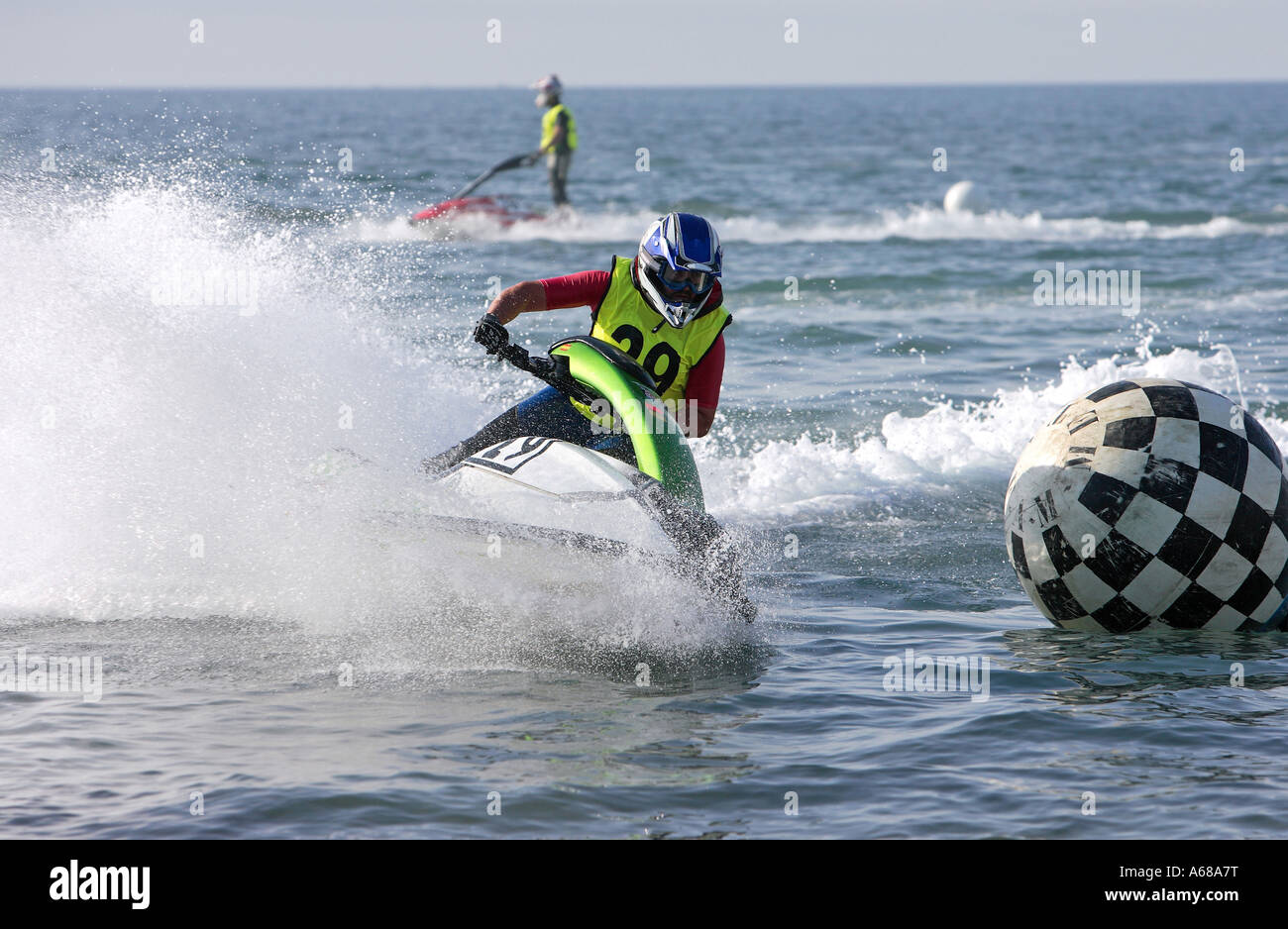 Jeune homme accélérant vers une bouée repère sur un petit jetbike ou lors d'une course de jetski sur la mer ou l'océan Banque D'Images
