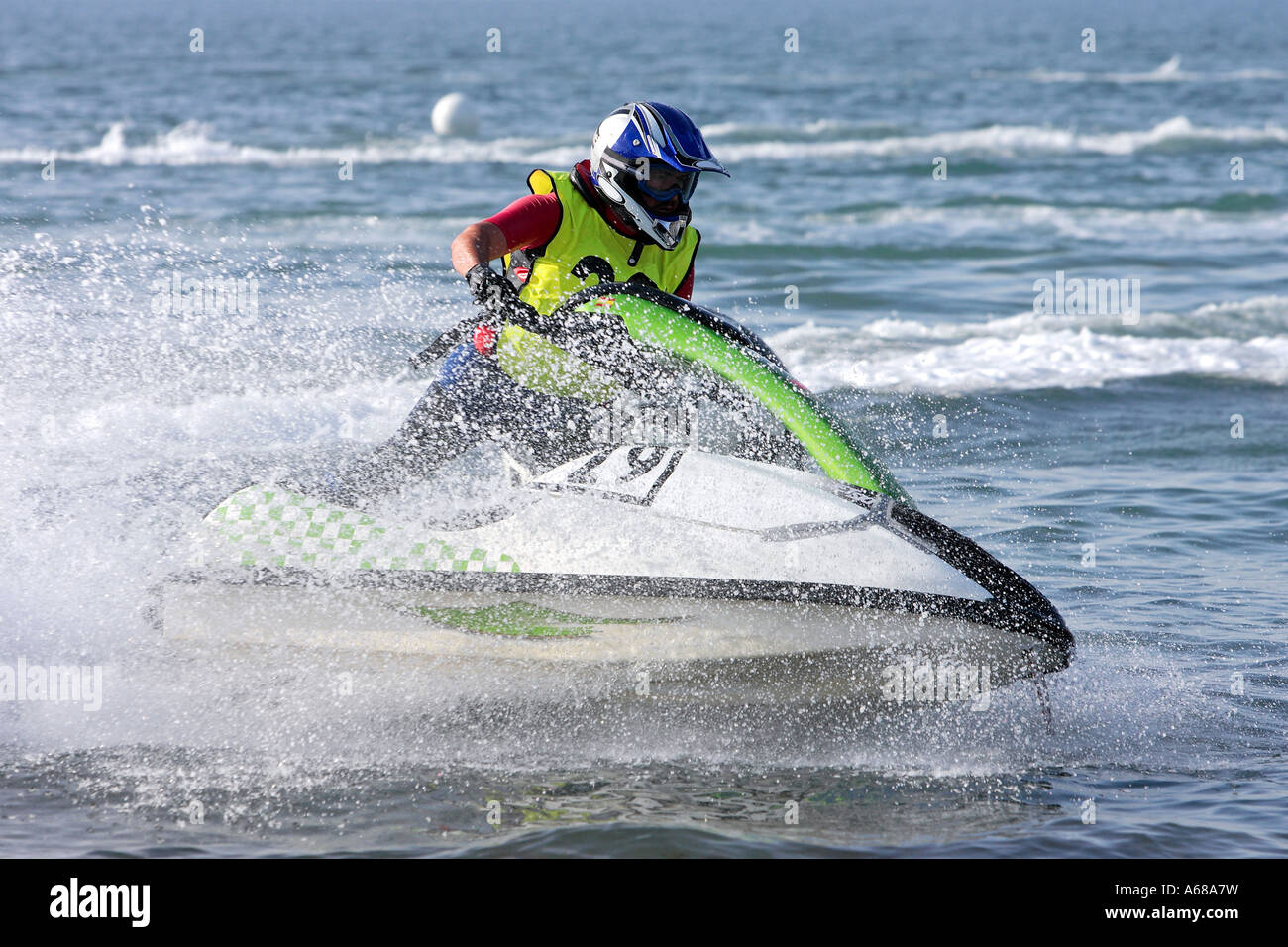 Jeune homme le long de la vitesse sur un petit jetbike ou lors d'une course de jetski sur la mer ou l'océan Banque D'Images