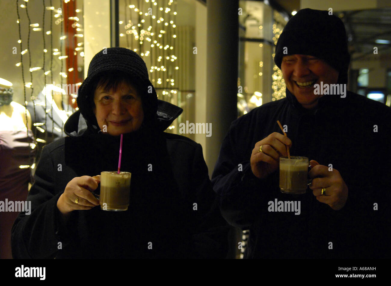 Marché de Noël de l'hiver allemand Allemagne deutsch deutschland breuvages alcool lumumba retraités au cours des années 60 l'homme et de l'adj Banque D'Images