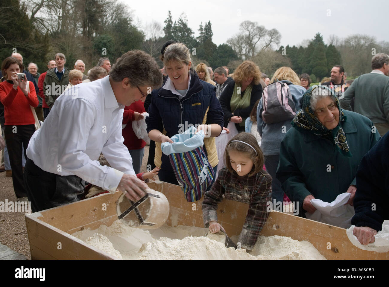 Tichborne Dole chaque année le Lady Day, le 25 mars Anthony Loudon distribuant de la farine dole. Tichborne, près d'Alresford, Hampshire Royaume-Uni. années 2007 2000 Banque D'Images