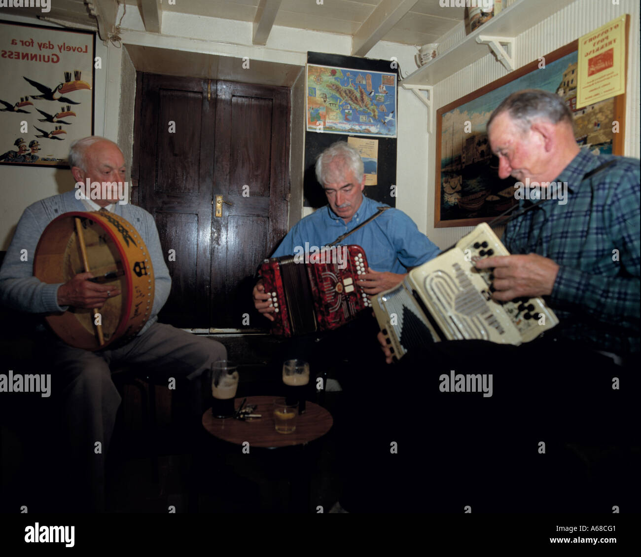 Trois personnes âgées hommes irlandais jouant dans leur pub local, Banque D'Images