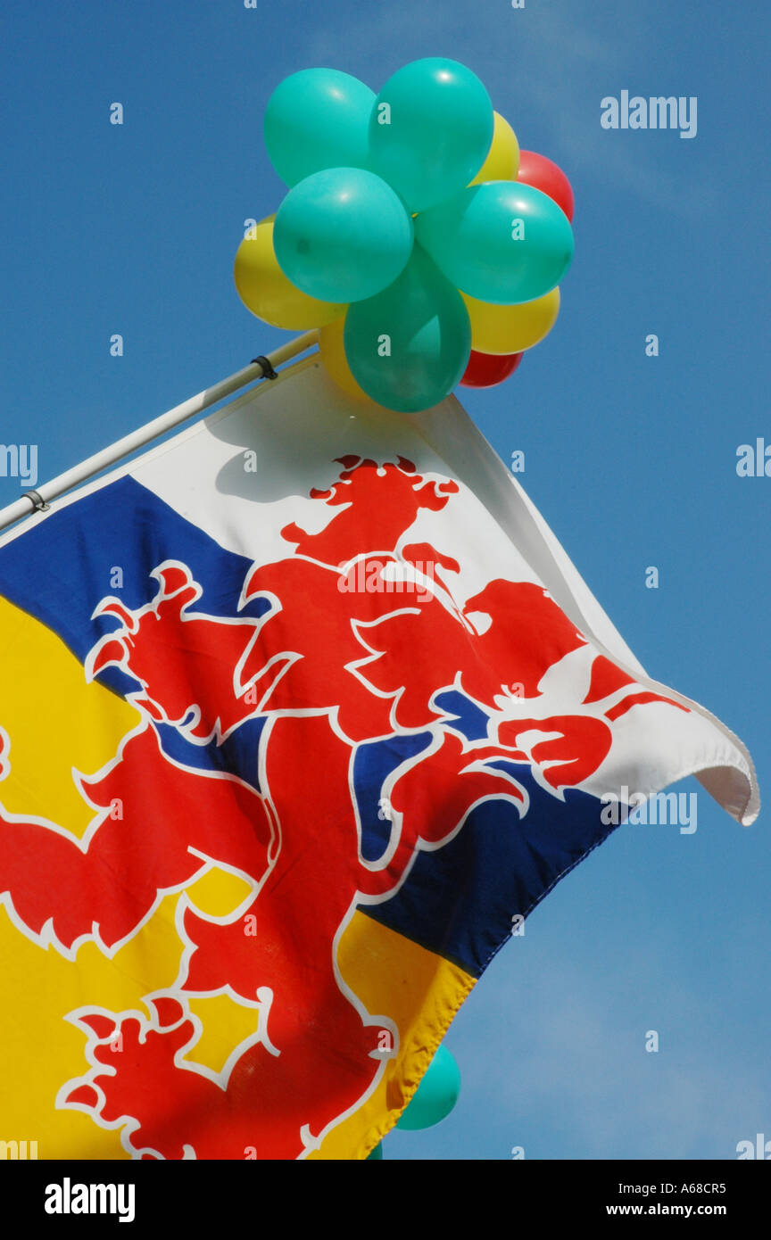 Drapeau provincial de Limburg battant sur un poteau avec des ballons Banque D'Images