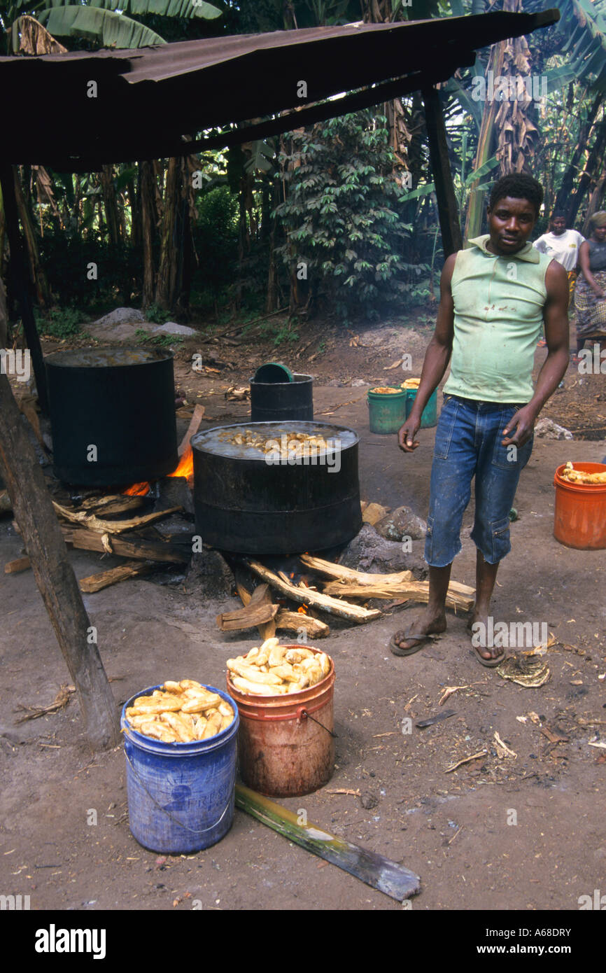 Un homme, un brassage de bière de banane boisson alcoolisée traditionnelle dans la région de Kilimandjaro, Tanzanie Banque D'Images