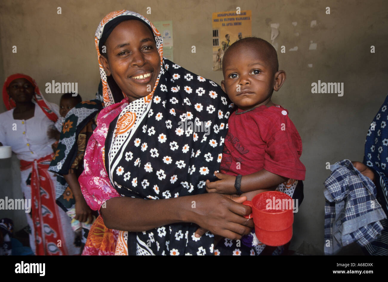 La mère et l'enfant de visiter une clinique de santé à Zanzibar, Tanzanie Banque D'Images