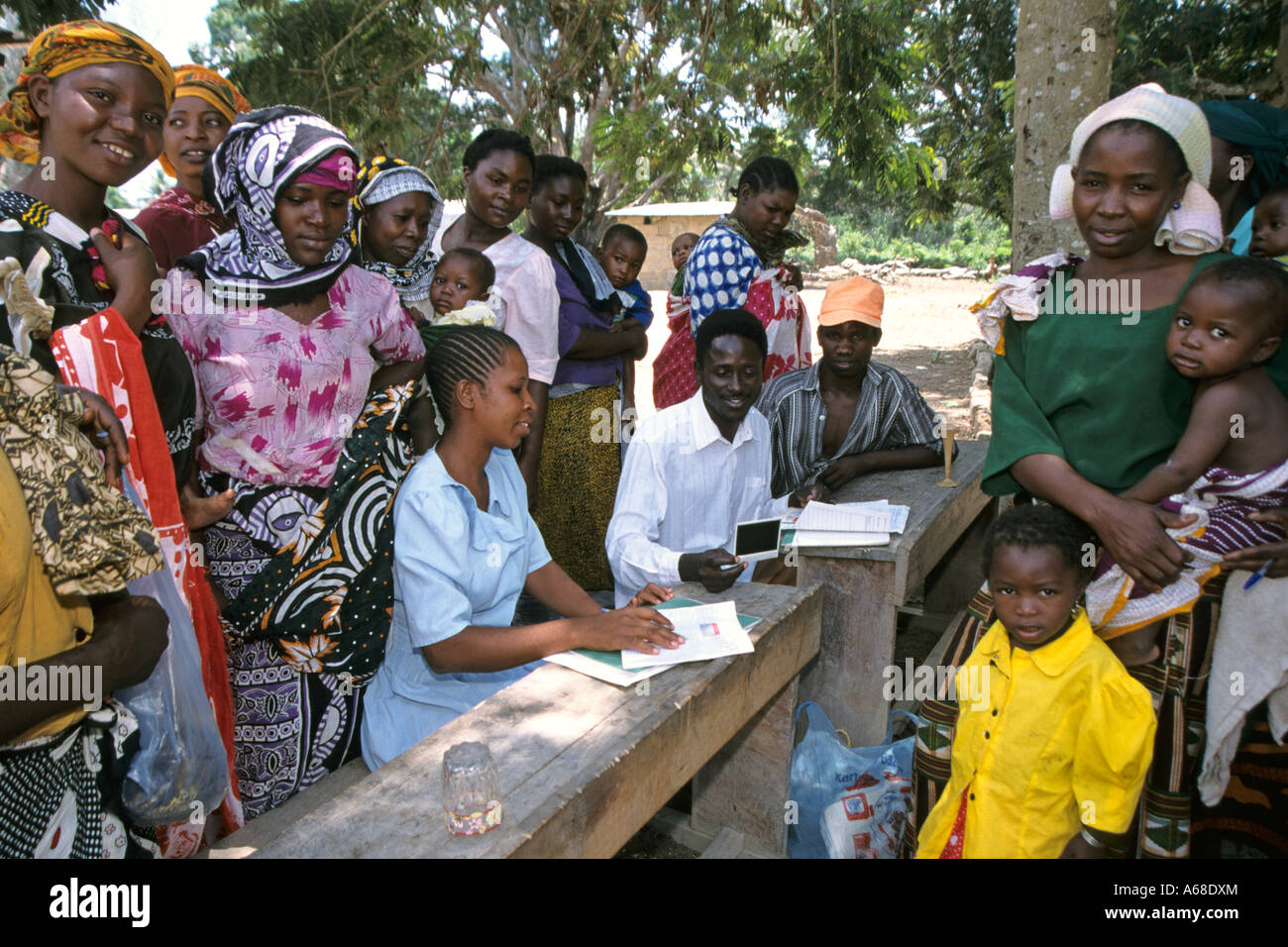 Les mères avec leurs enfants fréquentant une clinique de santé publique, Zanzibar, Tanzanie Banque D'Images