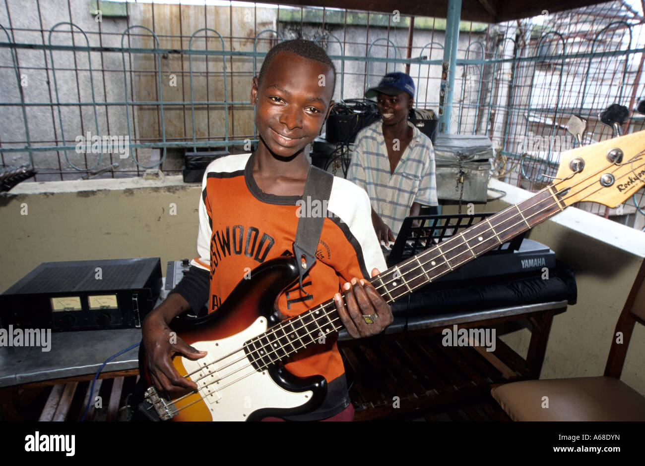 Les enfants des rues qui joue de la guitare en band Banque D'Images