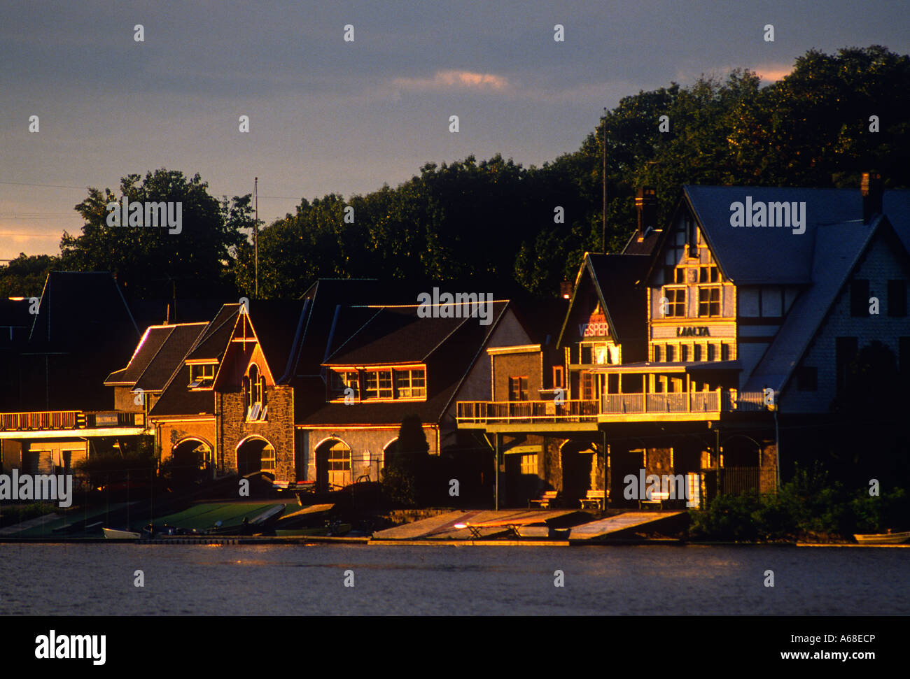 Boathouse Row est un site historique situé à Philadelphie en Pennsylvanie, composé d'une rangée de hangars à bateaux de course logement en couple Banque D'Images