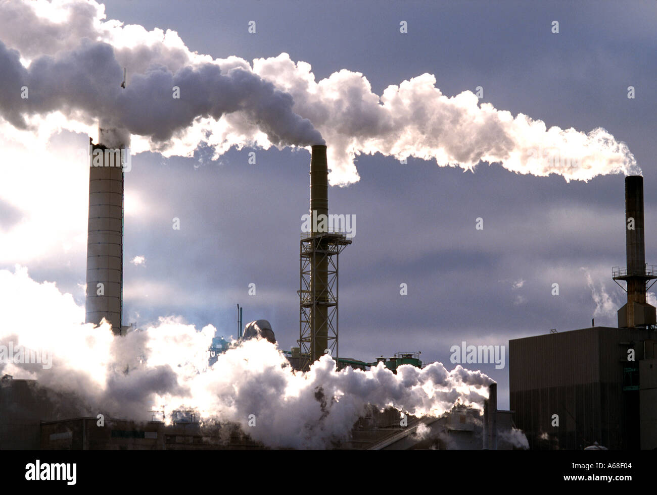 La pollution de l'industrie des cheminées Banque D'Images