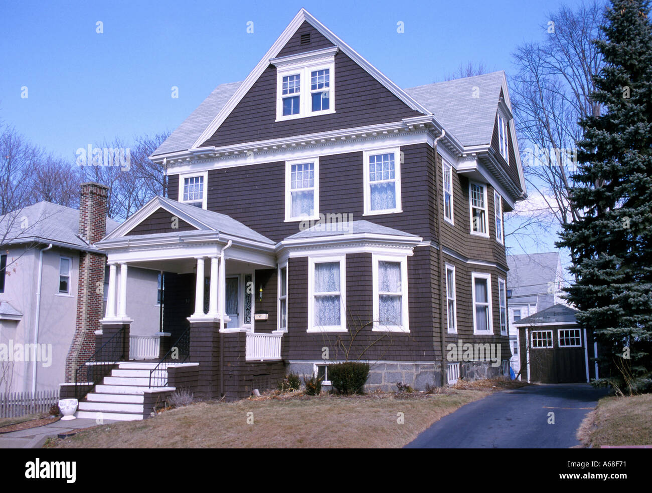 Une seule famille maison de trois étages avec une entrée de cour et garage dans un quartier résidentiel de Boston Banque D'Images
