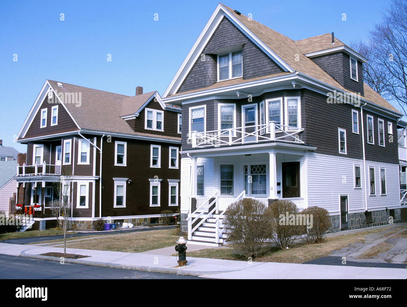 Une seule famille maison de trois étages avec une entrée de cour et garage dans un quartier résidentiel de Boston Banque D'Images