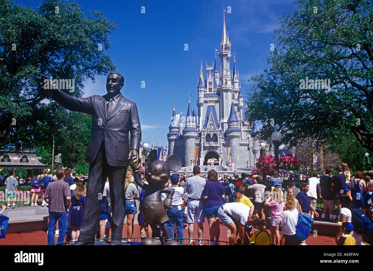 Statue de Walt Disney et de Mickey Mouse à l'entrée de la charmante Magic Kingdom. Disney World, Orlando, Floride Banque D'Images