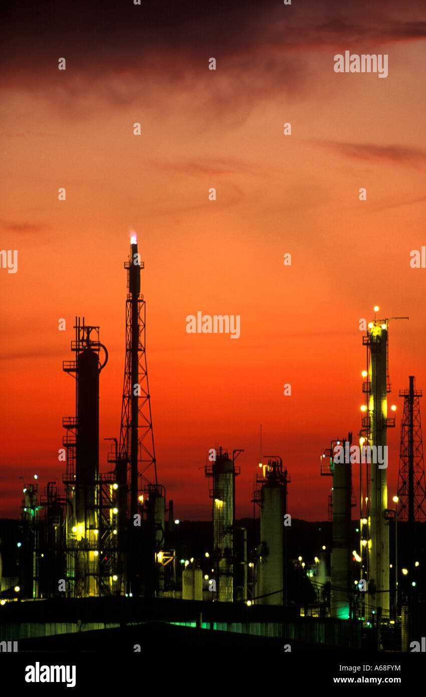 À la tombée de la raffinerie de pétrole Banque D'Images