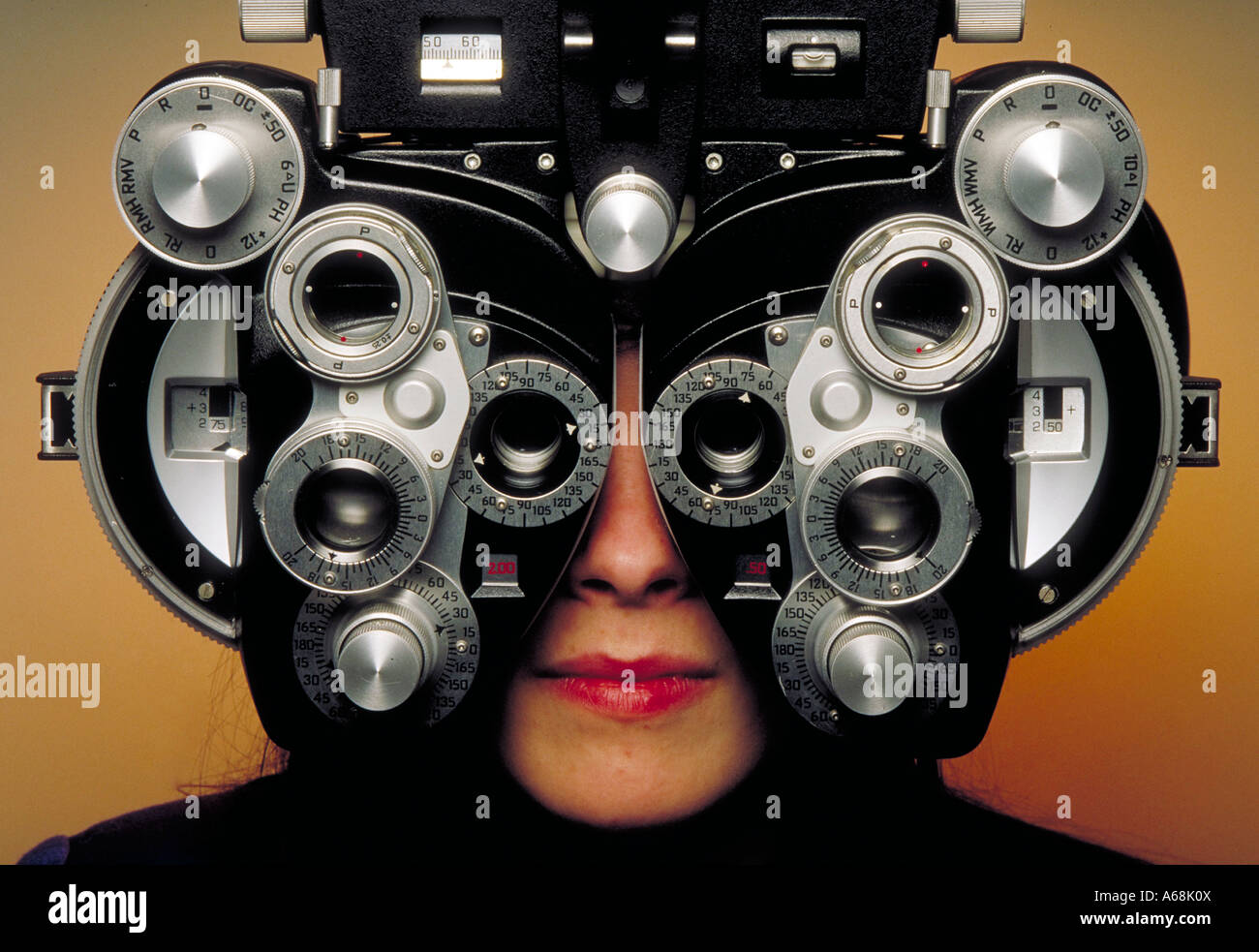 Patient de sexe féminin s'examen de la vue. Banque D'Images